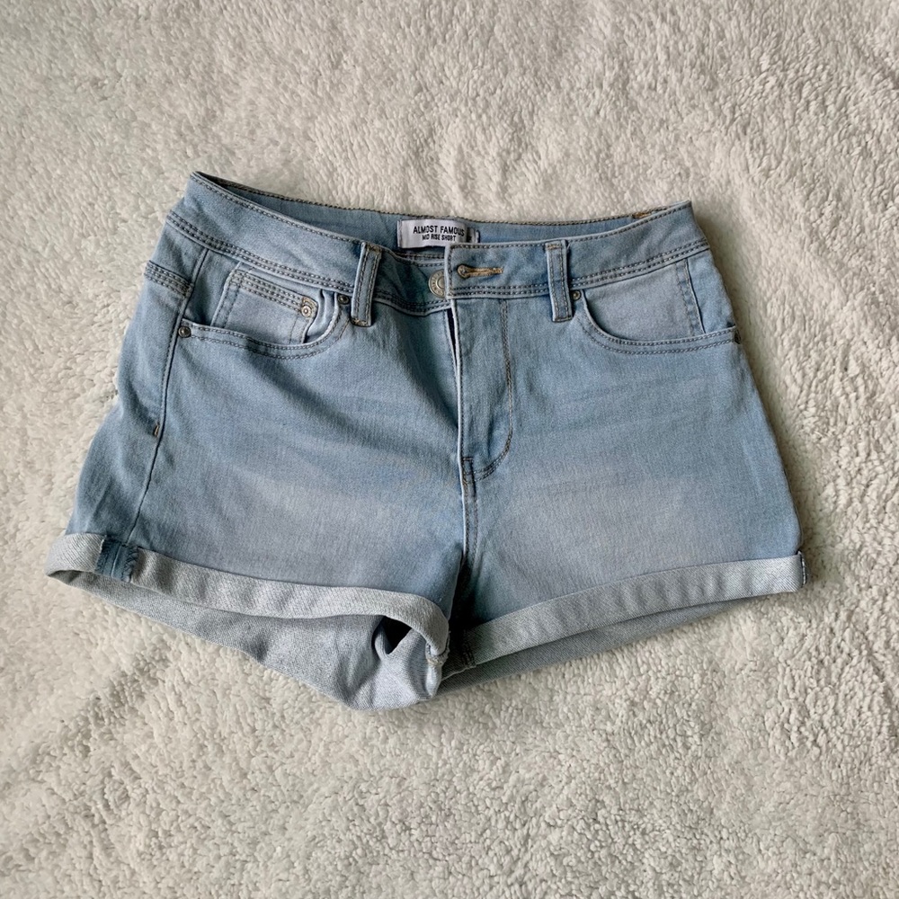Almost Famous Mid rise shorts